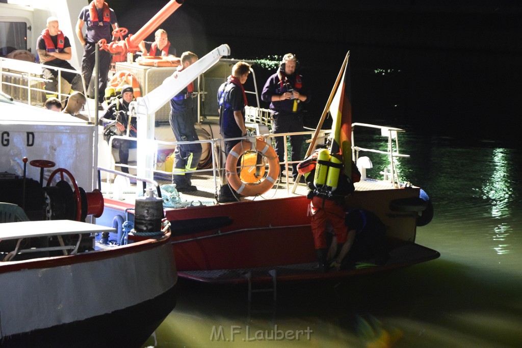 Havarie Wassereinbruch Motorraum beim Schiff Koeln Niehl Niehler Hafen P353.JPG - Miklos Laubert